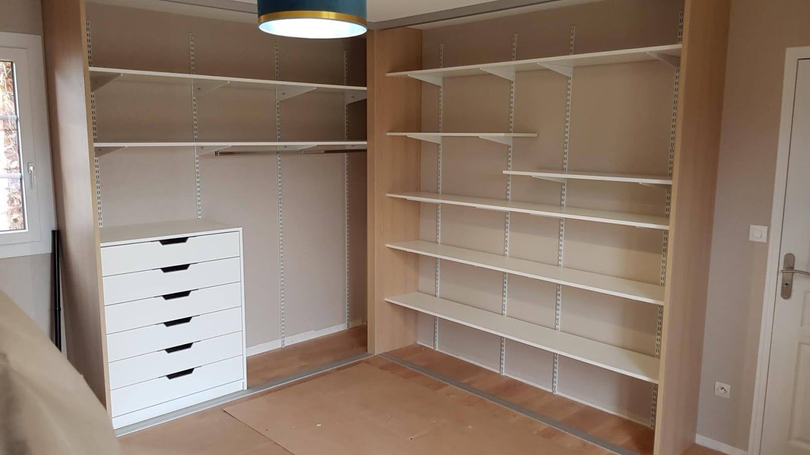 Un dressing en cours de construction