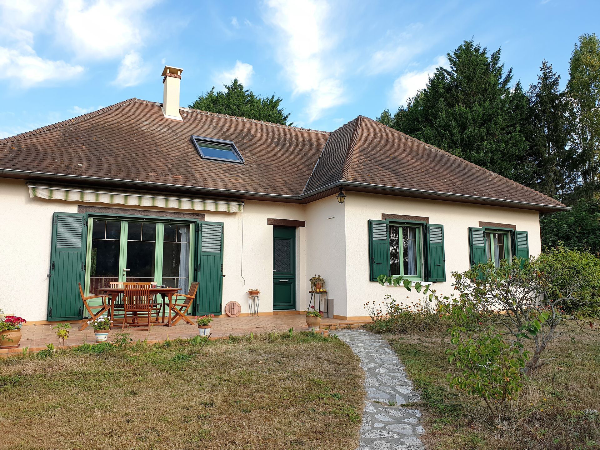 Une maison avec des volets verts