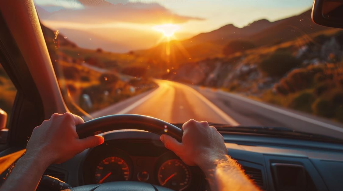 Las manos de una persona sujetando el volante