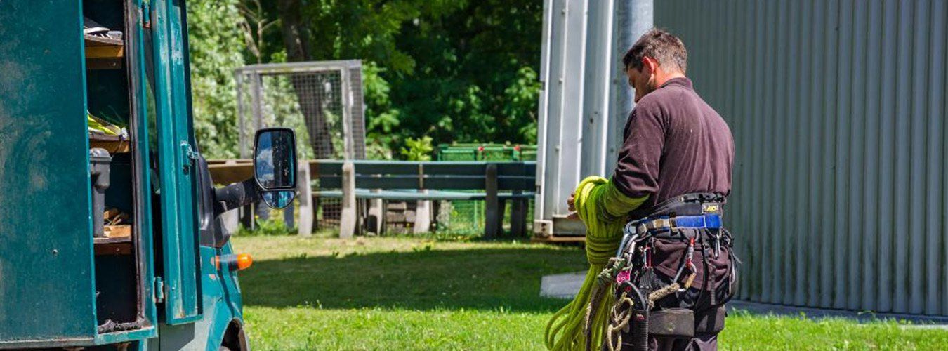 Un homme qui prépare son matériel pour grimper