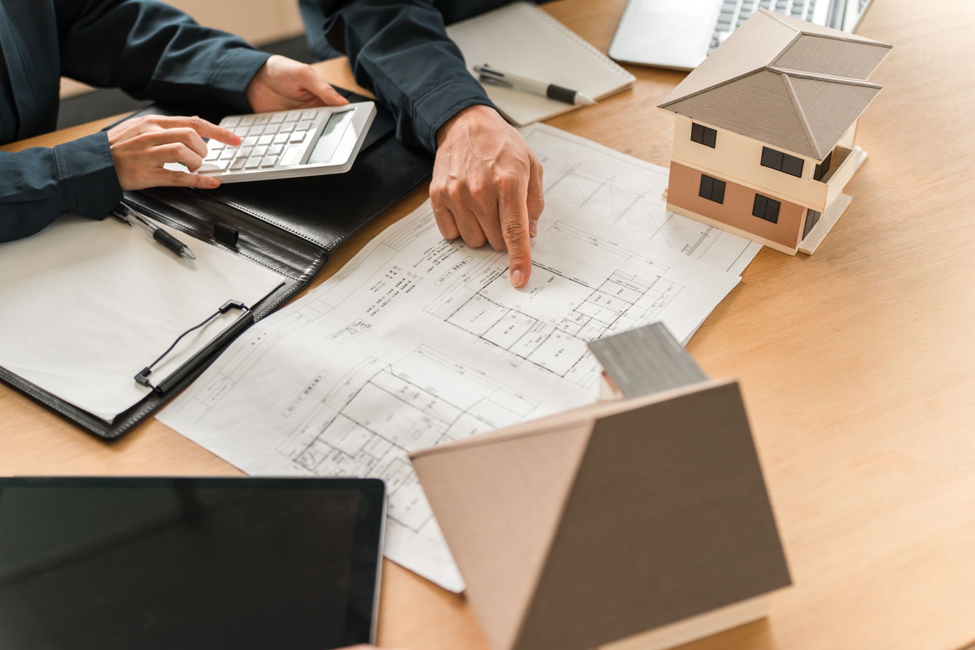 Deux individus autour des plans d'une maison