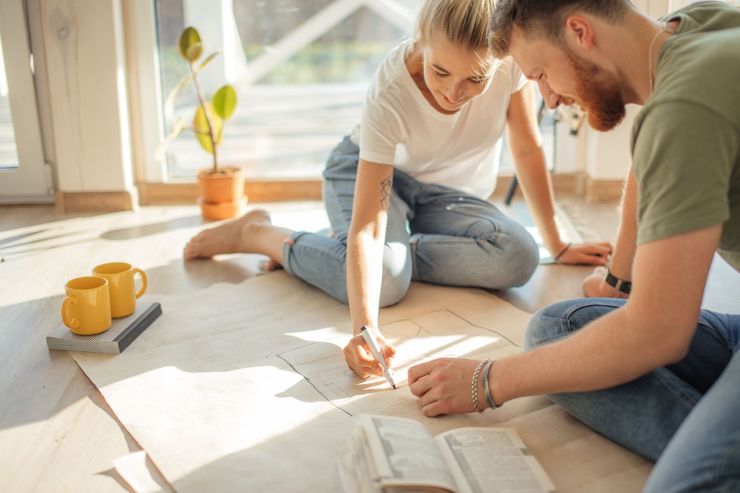 Un homme et une femme dessinant leur maison