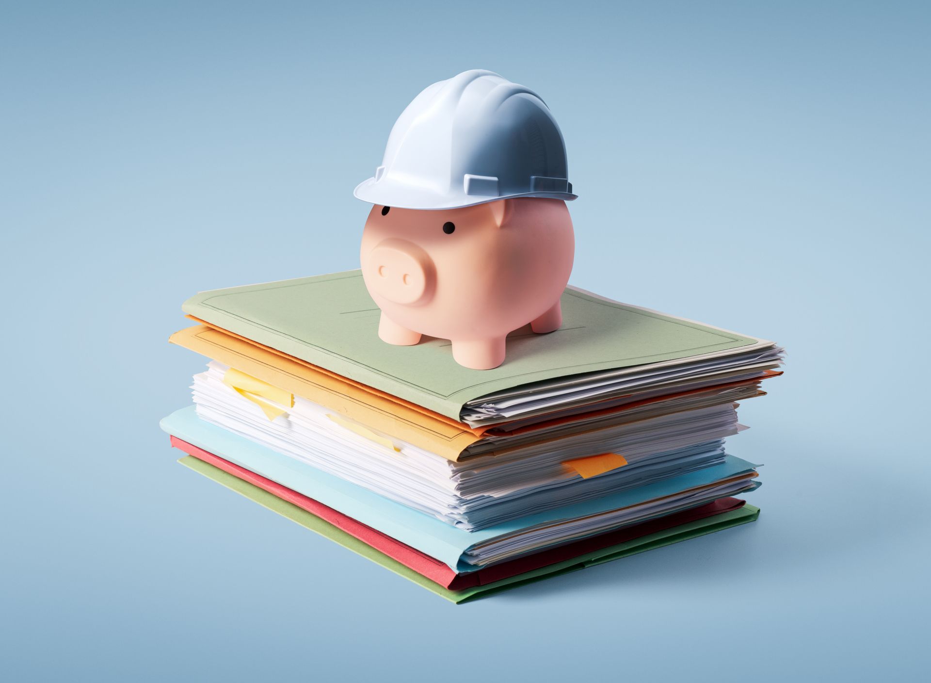 Tirelire cochon sur une pile de dossiers