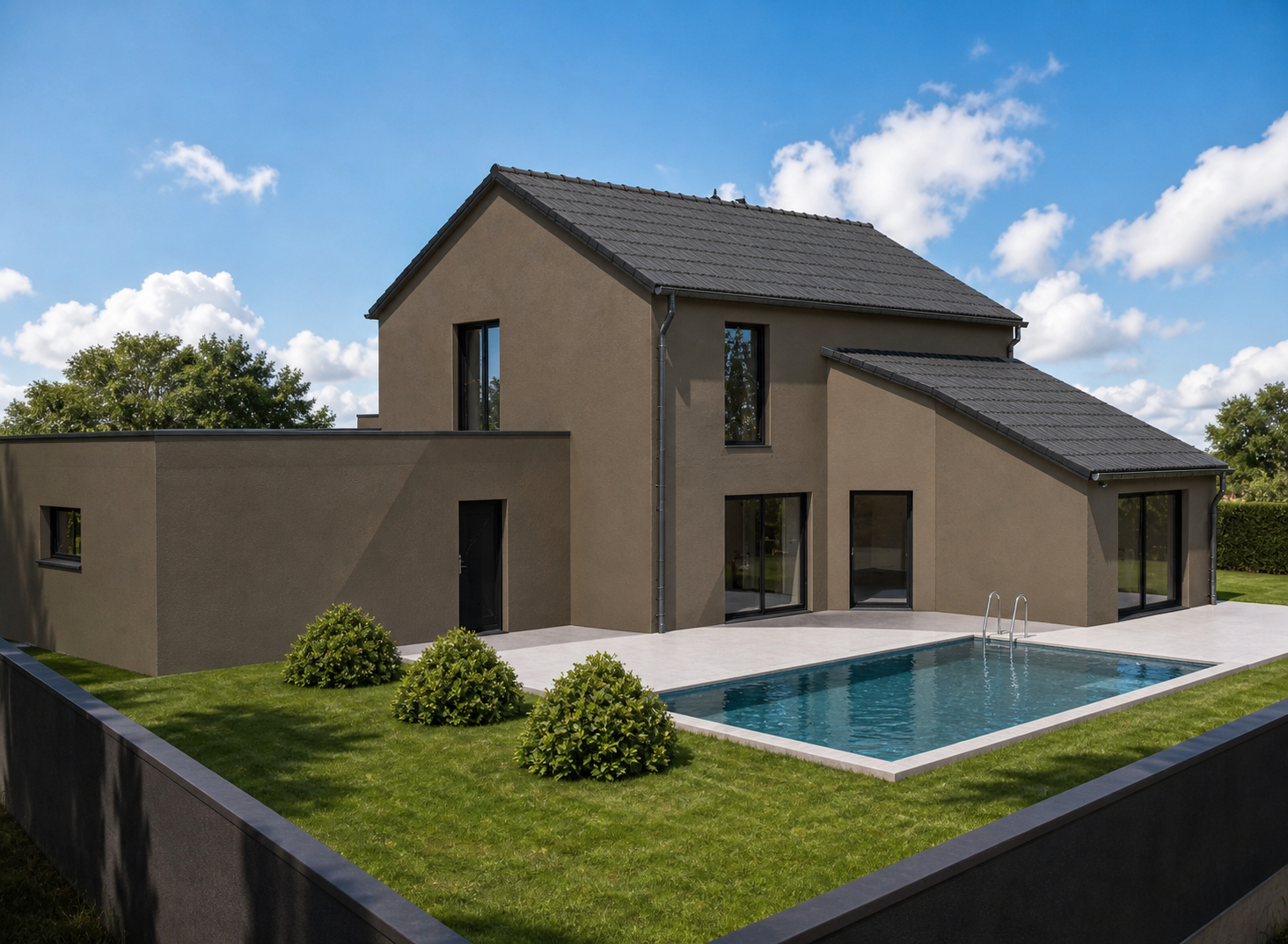 Maison beige moderne avec piscine, pelouse et ciel bleu parsemé de nuages