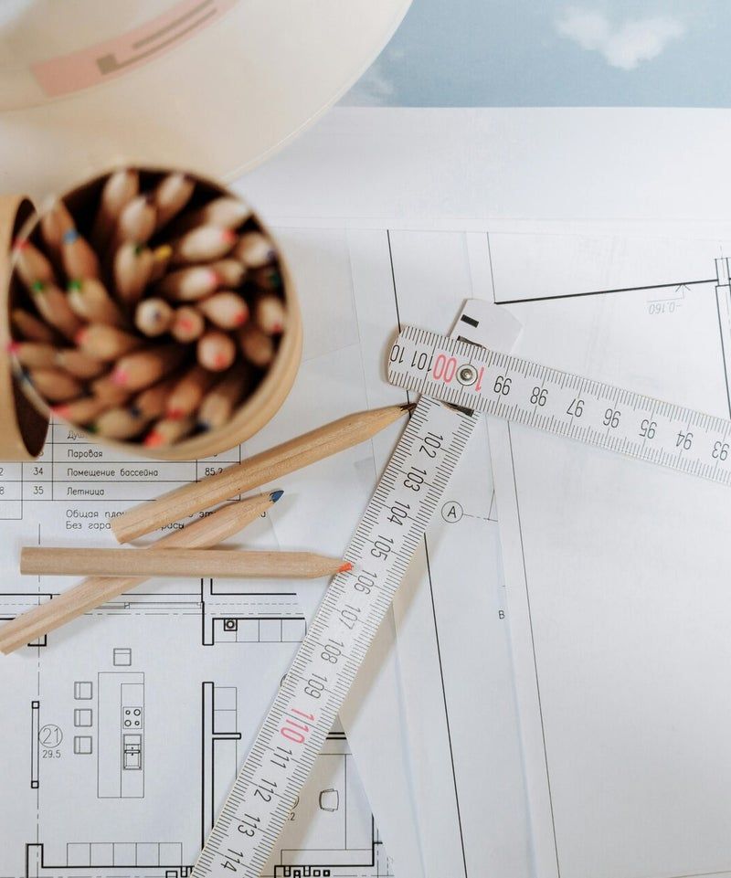 Pot de crayons de couleur sur un plan d'architecte