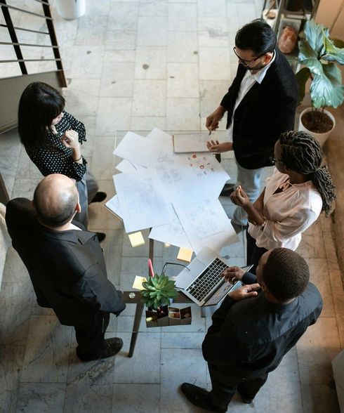 Groupe de personnes réuni autour de plans