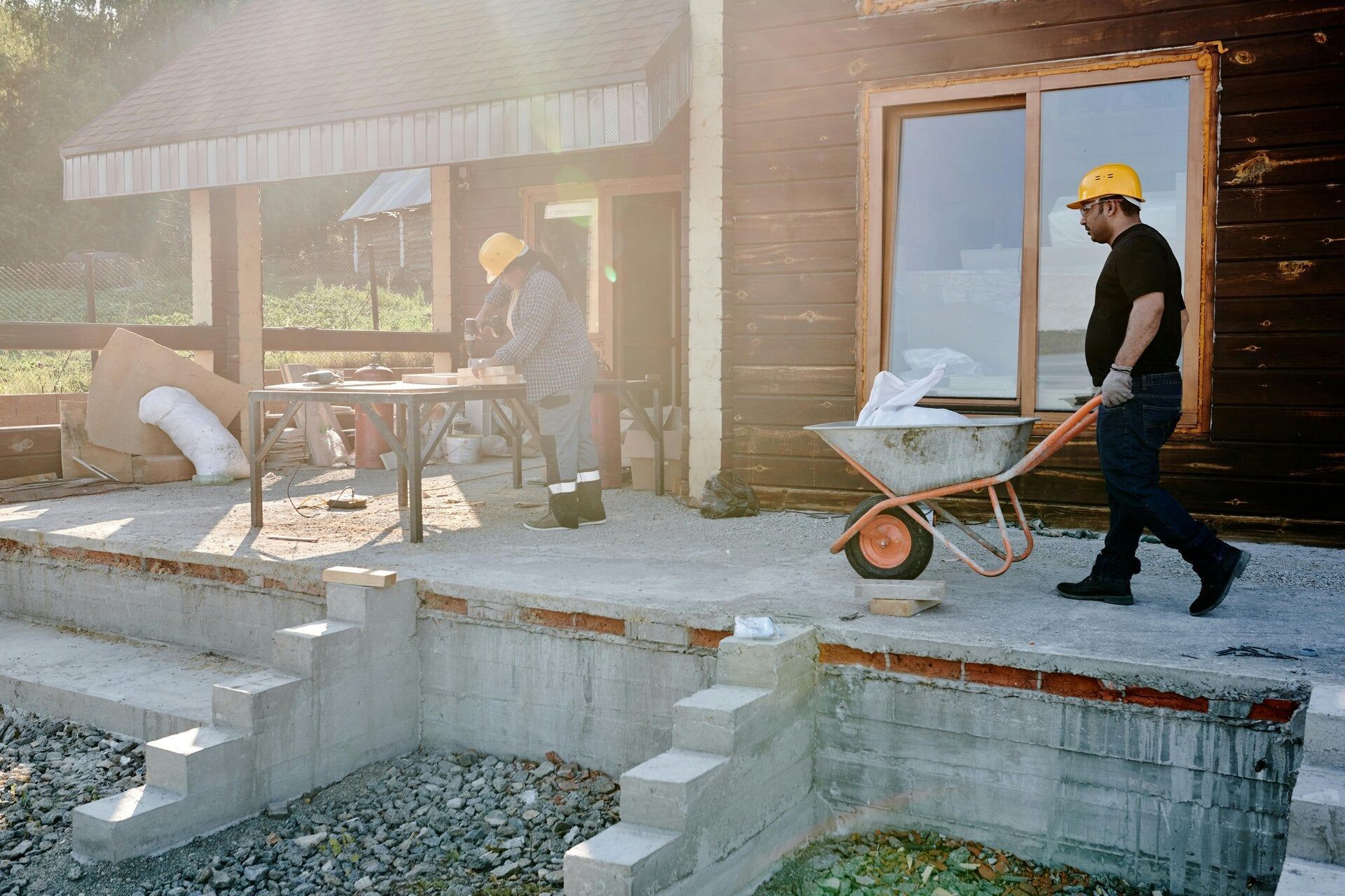 Artisans rénovant une maison