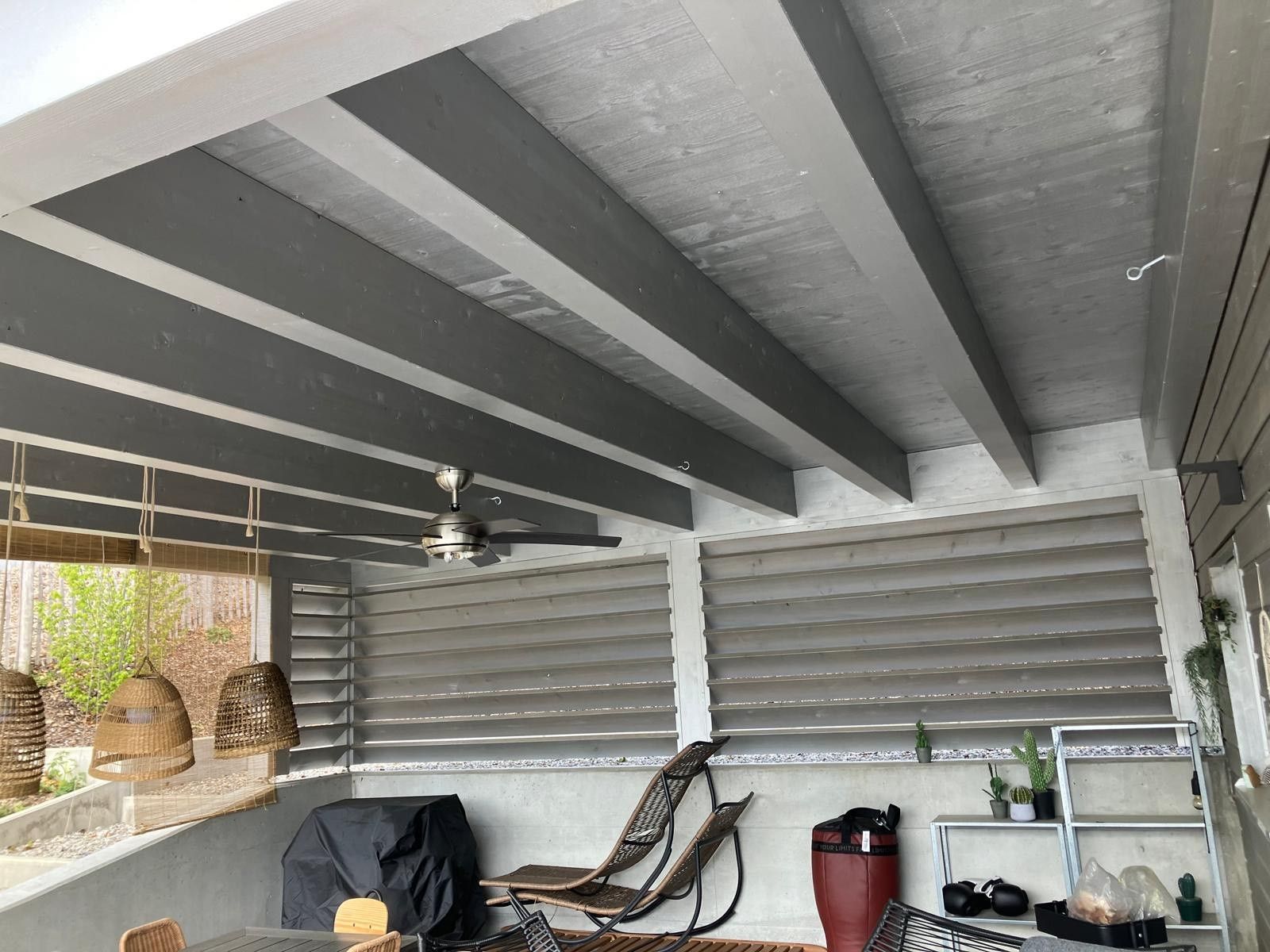 Après - pergolas repeinte en gris