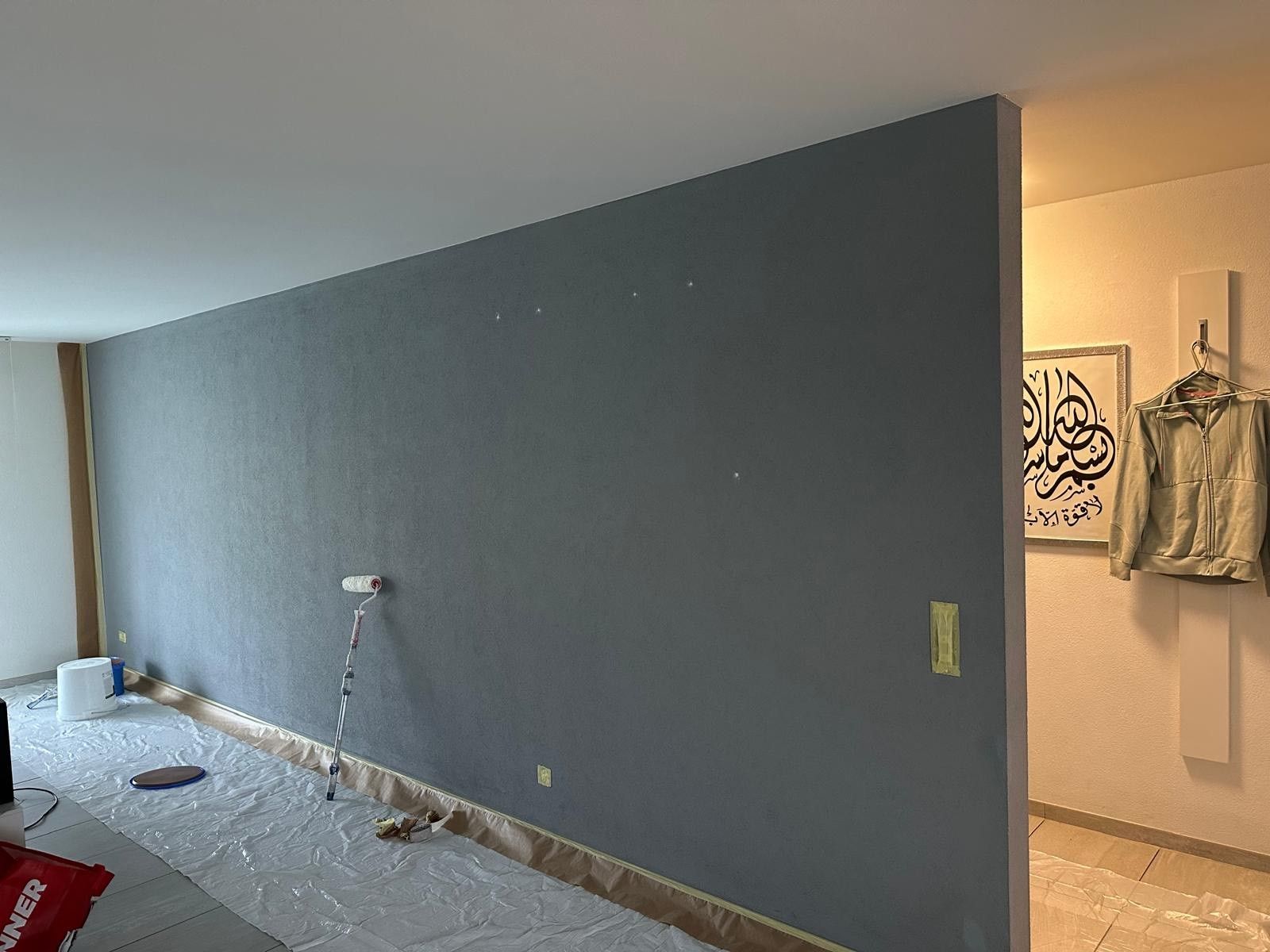 Avant - mur de couleur grise