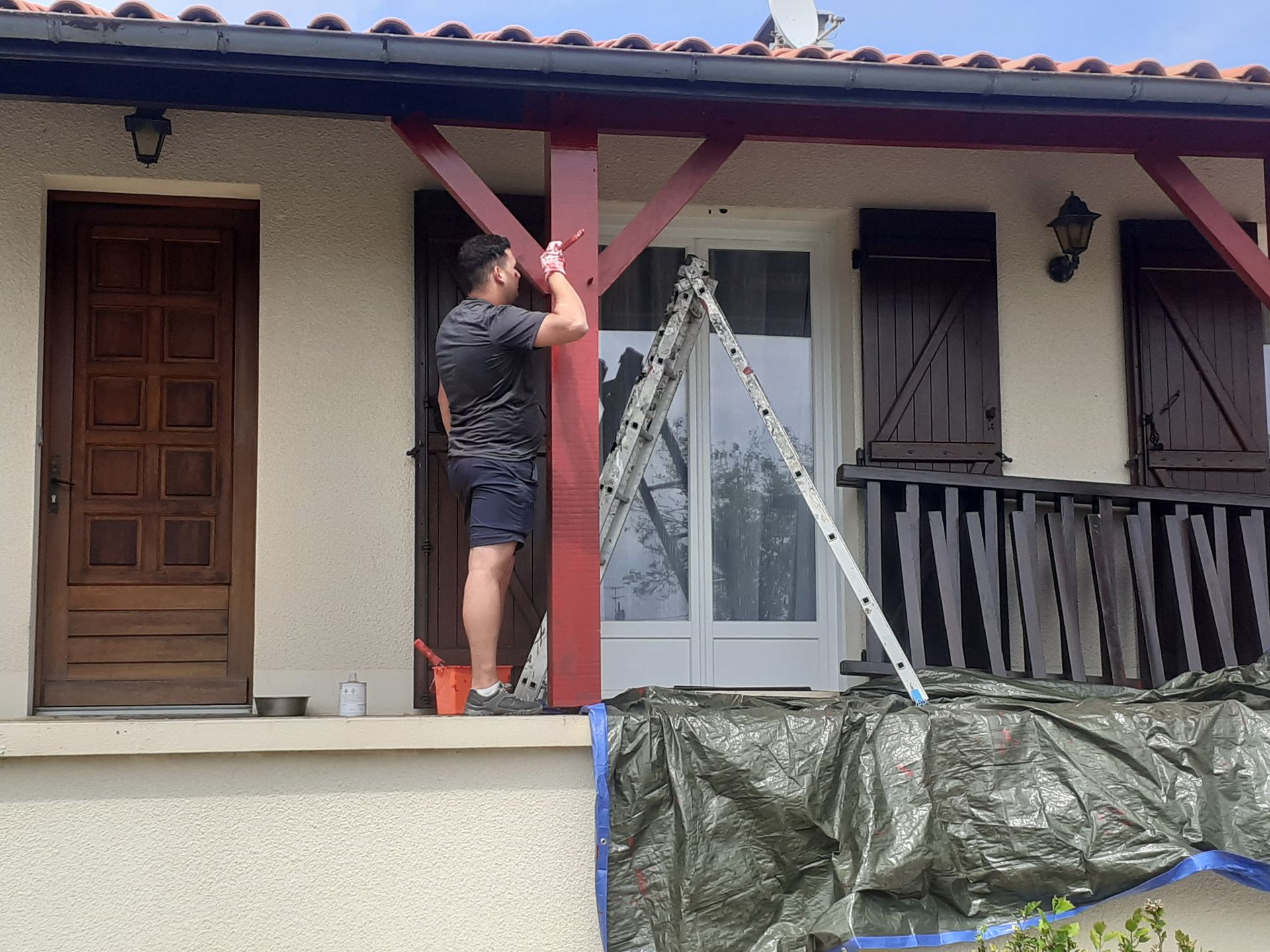 Ouvrier de Rénovation ZM en train de peindre un pilier
