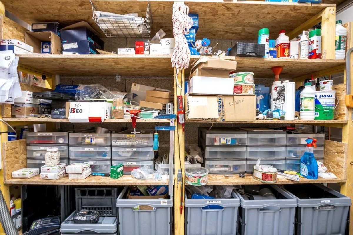 Étagères remplies de matériel de serrurier