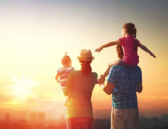 Familie vor Sonnenuntergang