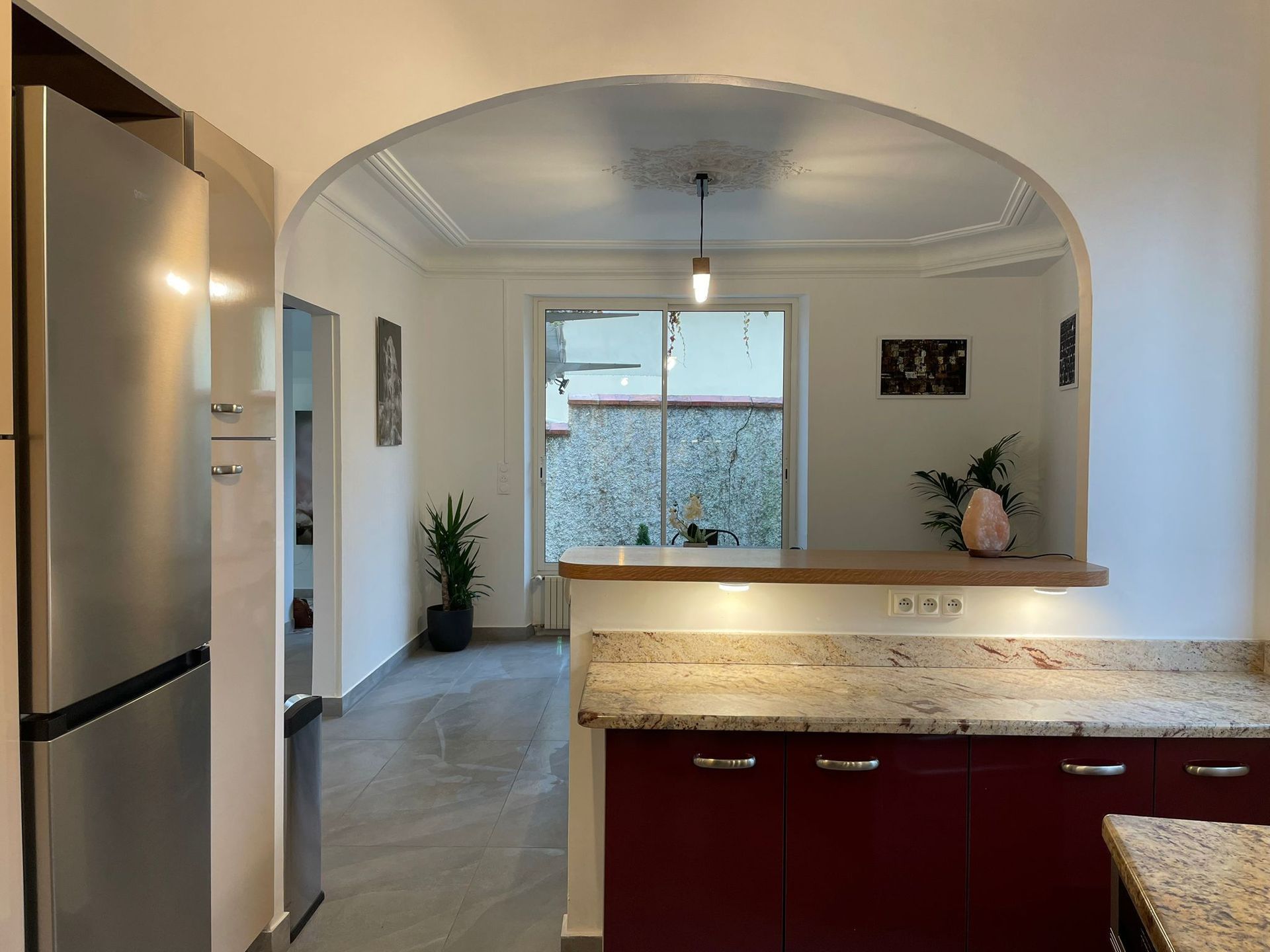 Cuisine et salon aménagés