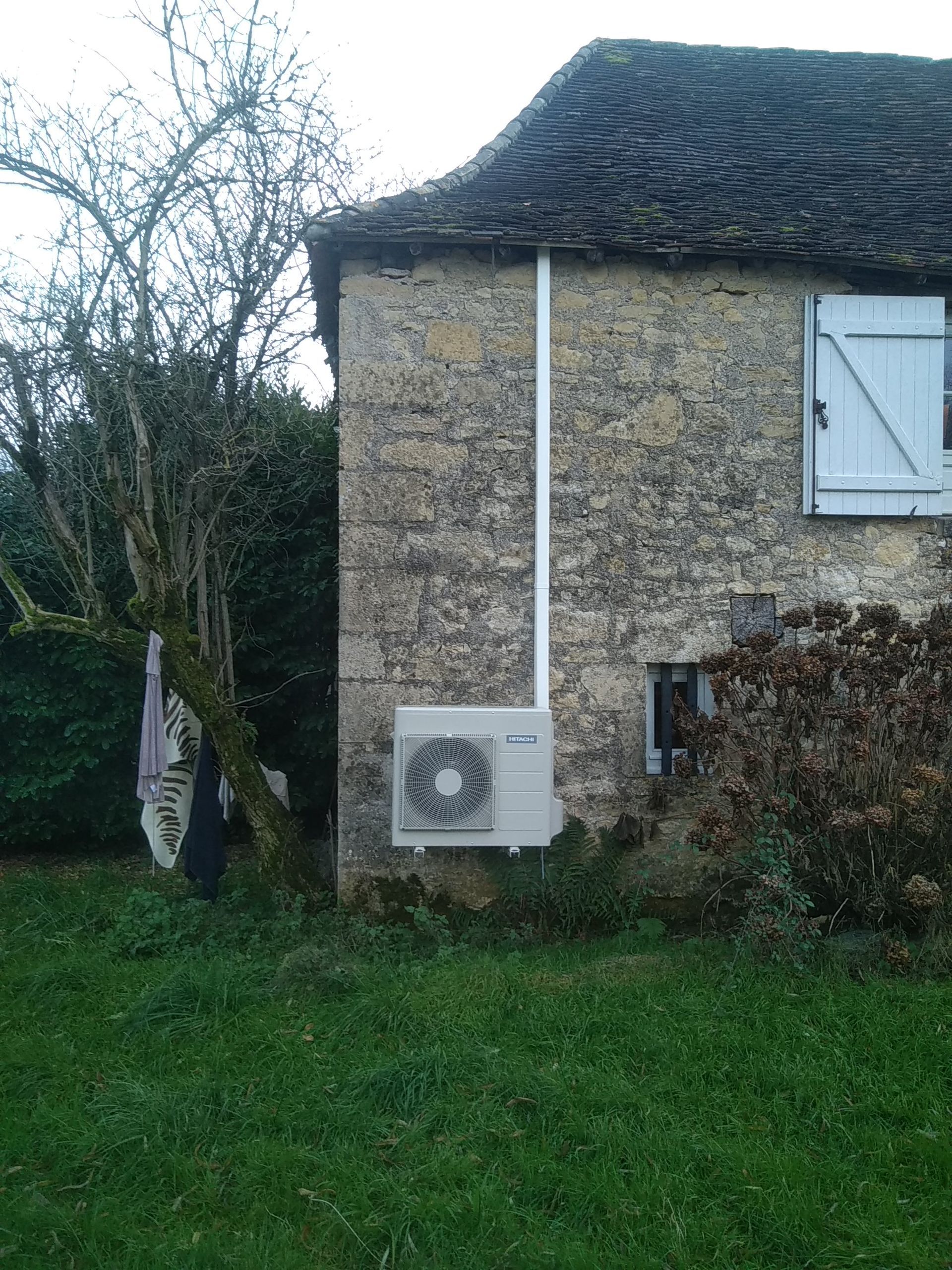 Pompe à chaleur installée sur une façade