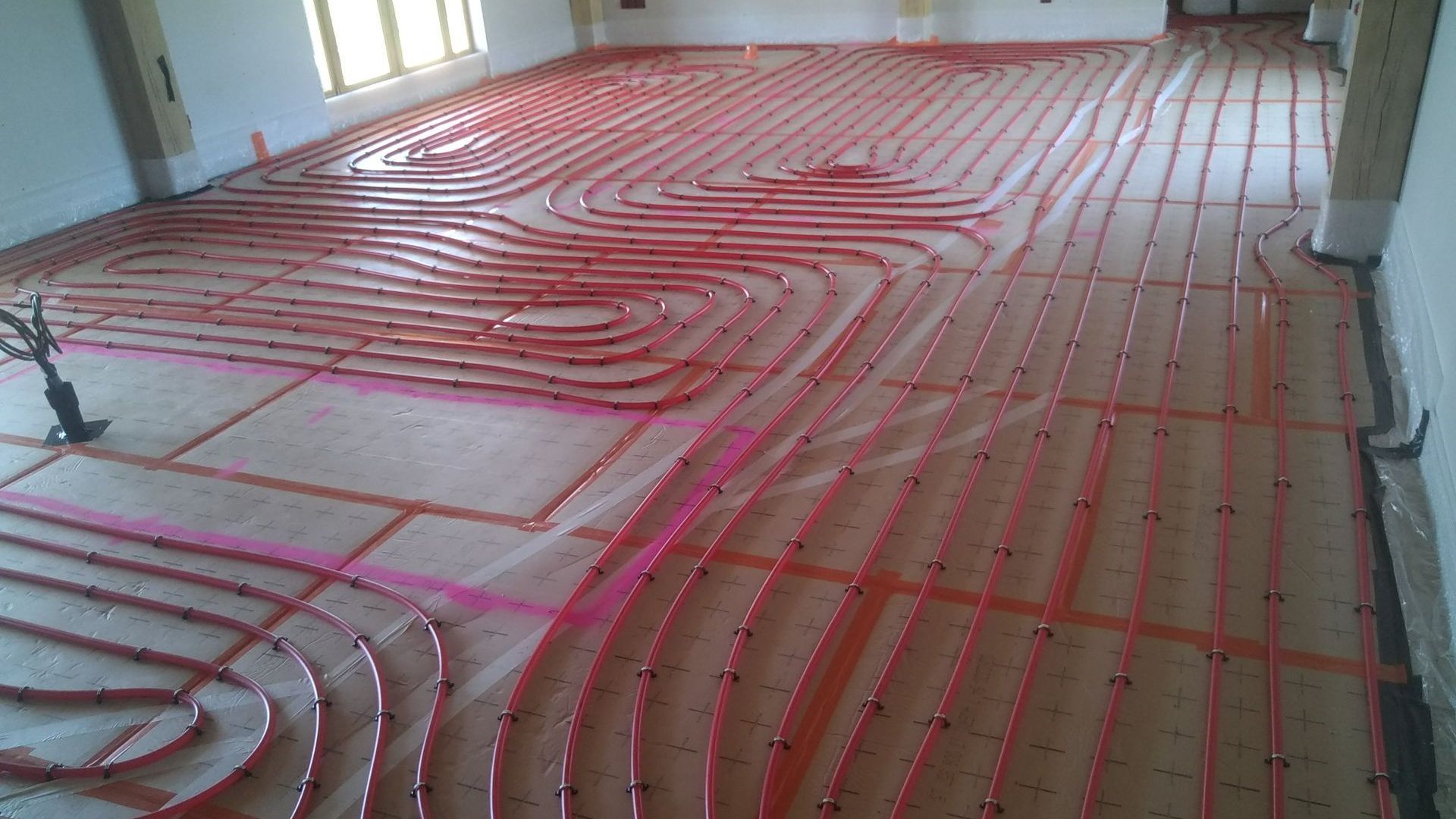 Plancher chauffant avec des tuyaux rouges
