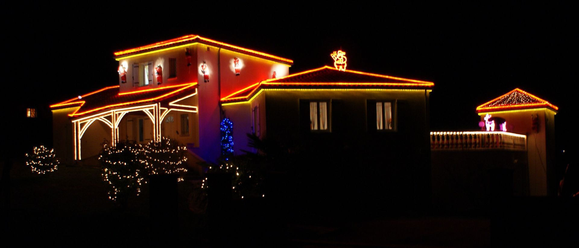 Installation de guirlandes lumineuses à Noël