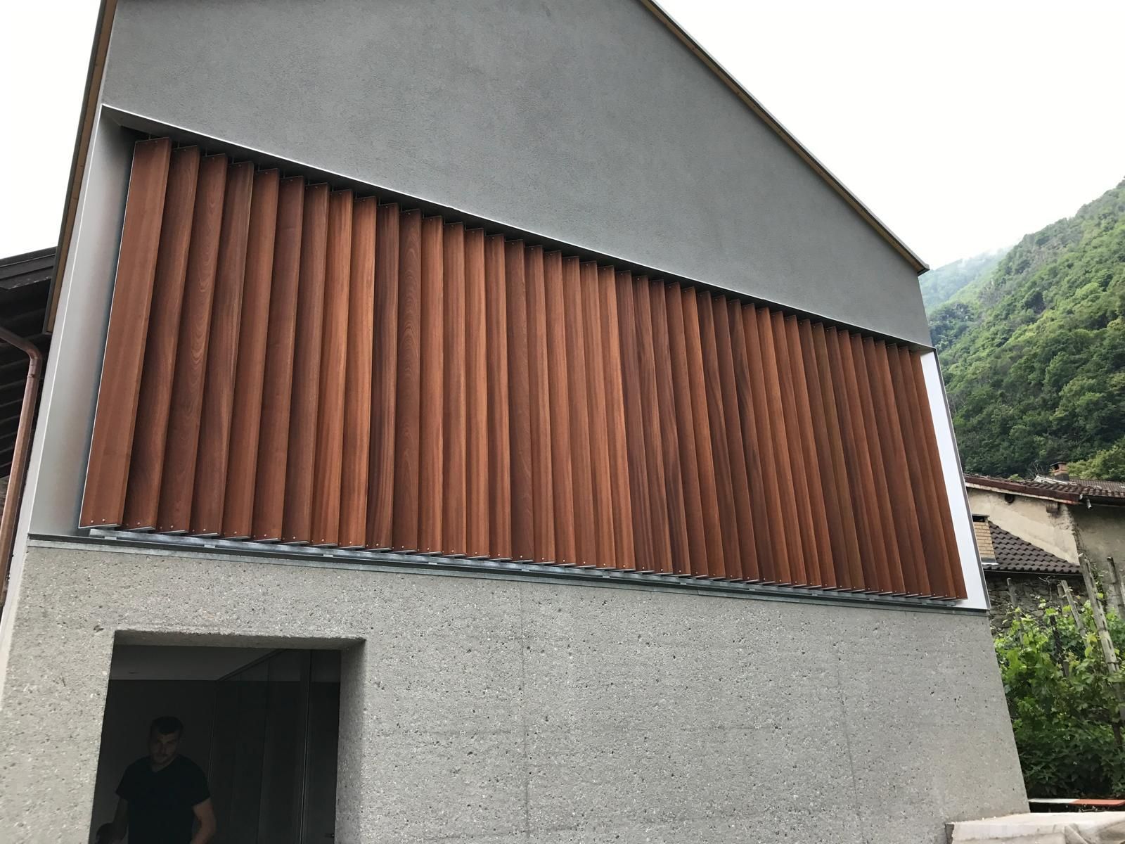 facciata con dettagli in ferro