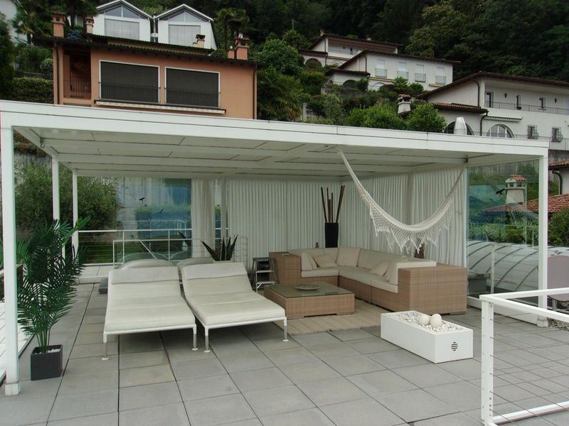 Gazebo con lettini e divano da esterno