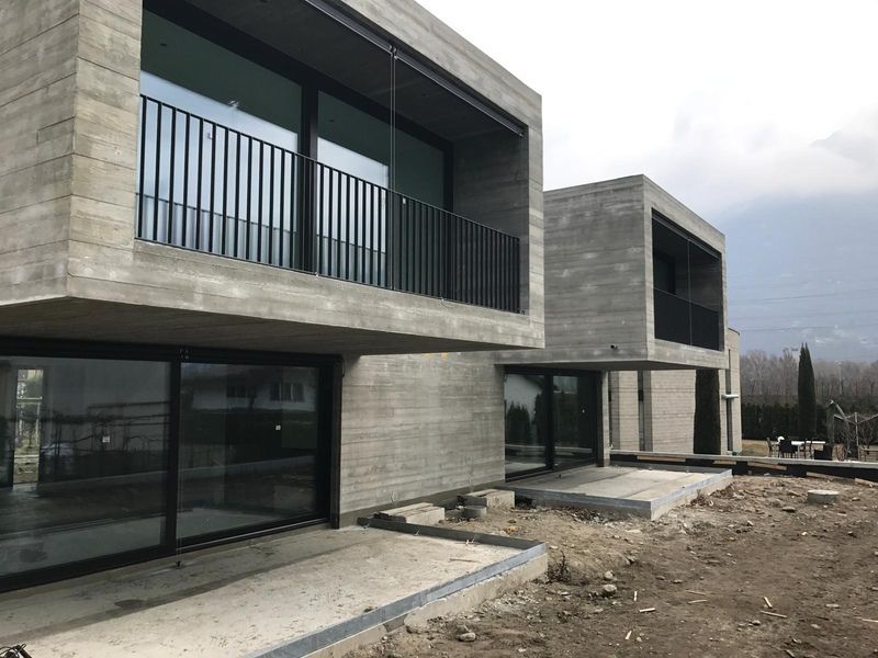 Villa a moduli con balconi e parapetto in ferro