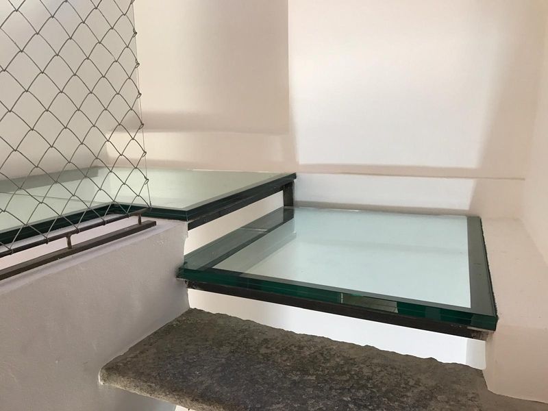 Struttura interna in vetro e acciaio