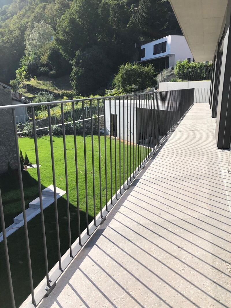 Balcone con inferriata su prato vedre