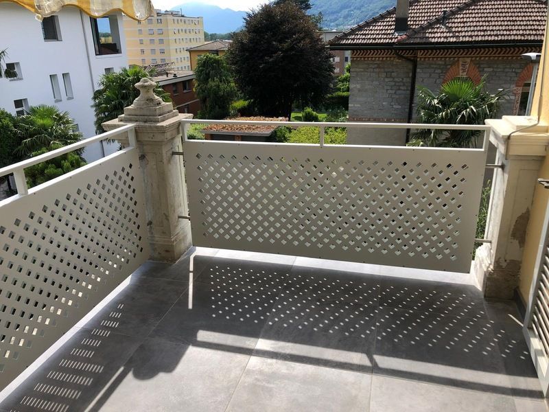 Balconcino con parapetto bianco