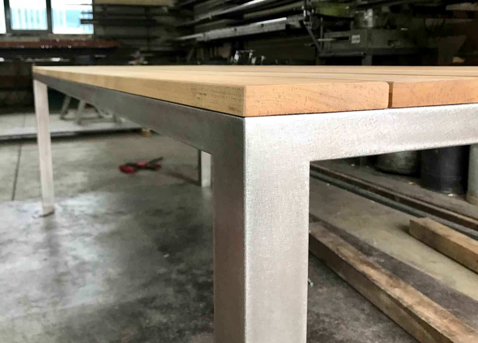 Tavolino di legno con base in ferro grigio