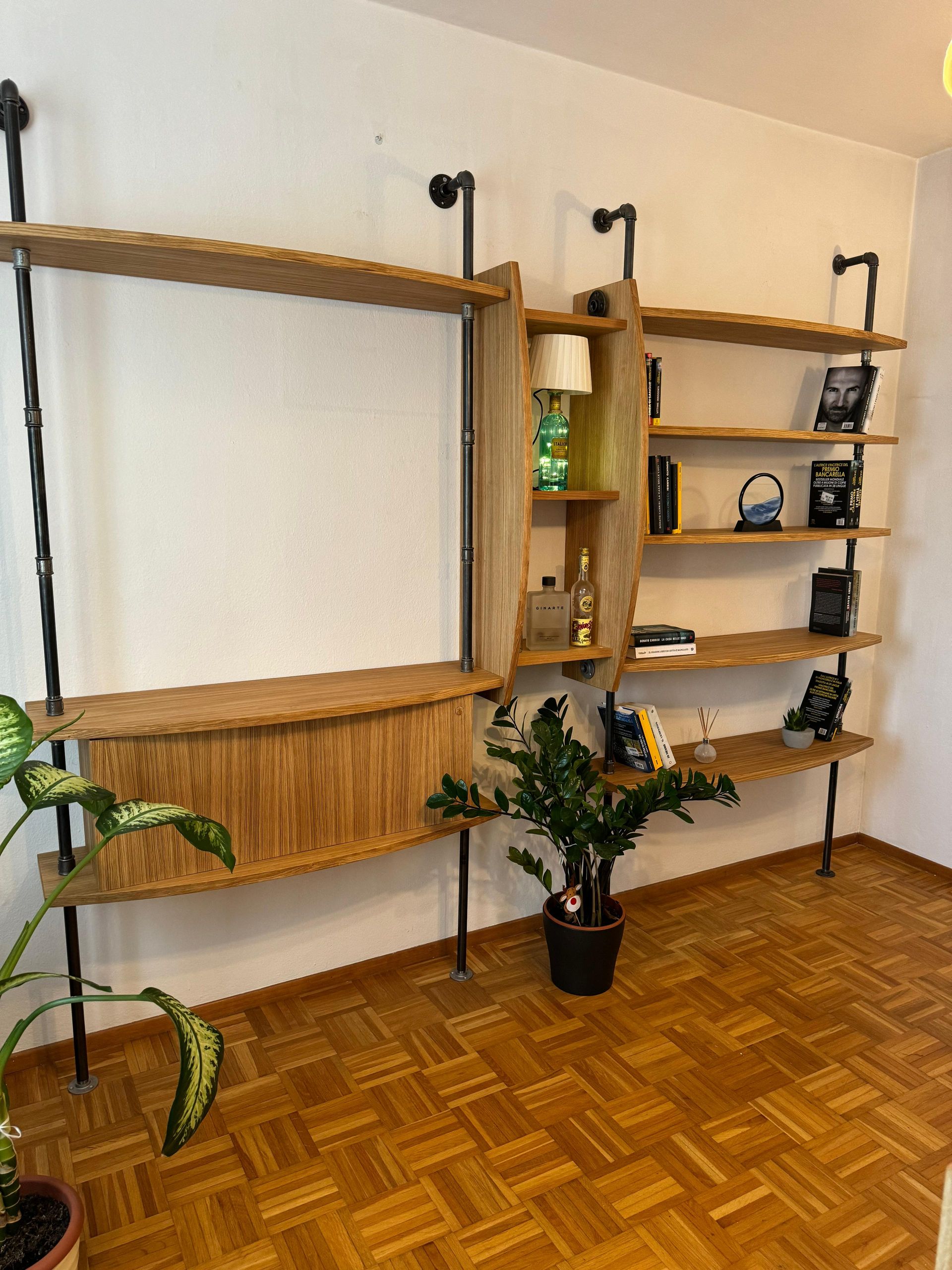 Libreria da mobile.industriale.ch in Ticino, su misura, legno massiccio 