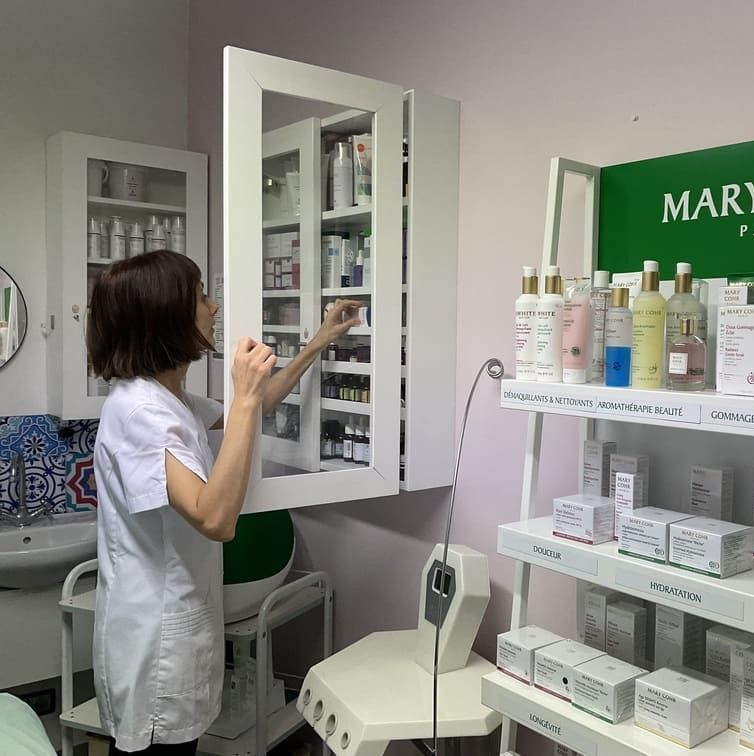 Una mujer está parada en una habitación con un cartel que dice Mary Kay.