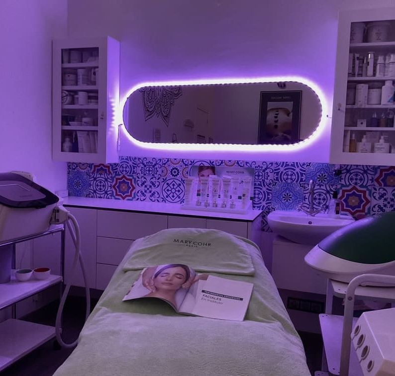 Un salón de belleza con una cama y un espejo