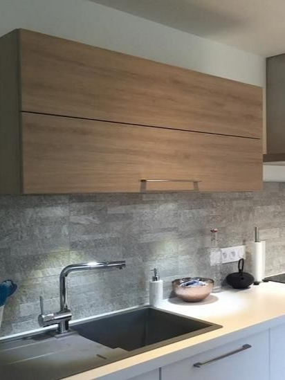 Cuisine avec portes de placard blanches