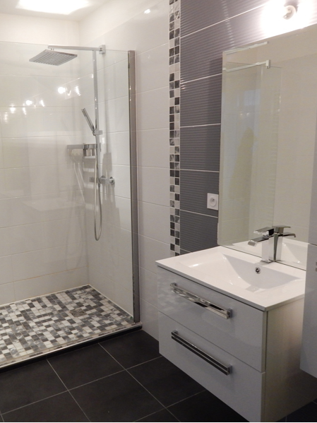 Salle de bains avec douche à l'italienne et mosaïque