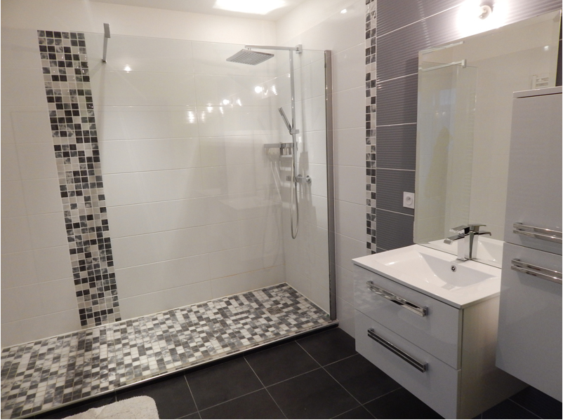 Salle de bains avec douche à l'italienne et mosaïque