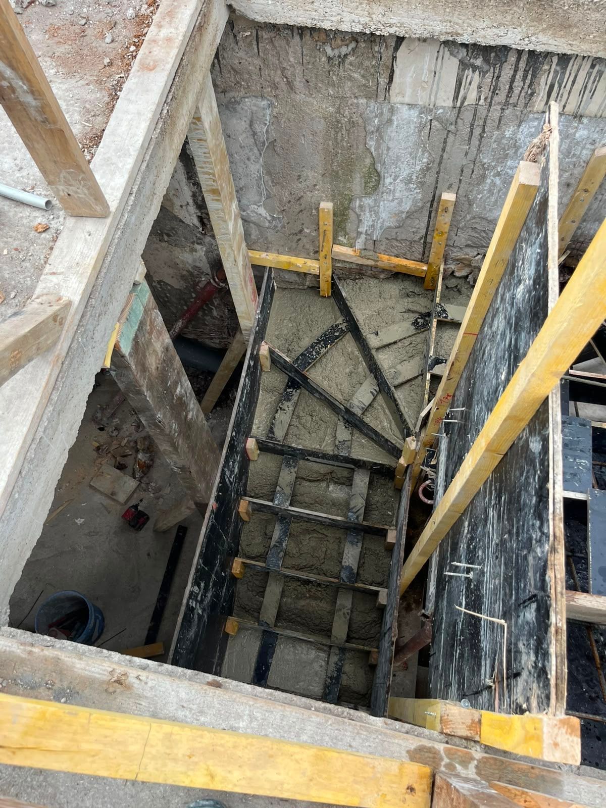 Préparation de pose d'un escalier par nos charpentiers de Châtillon