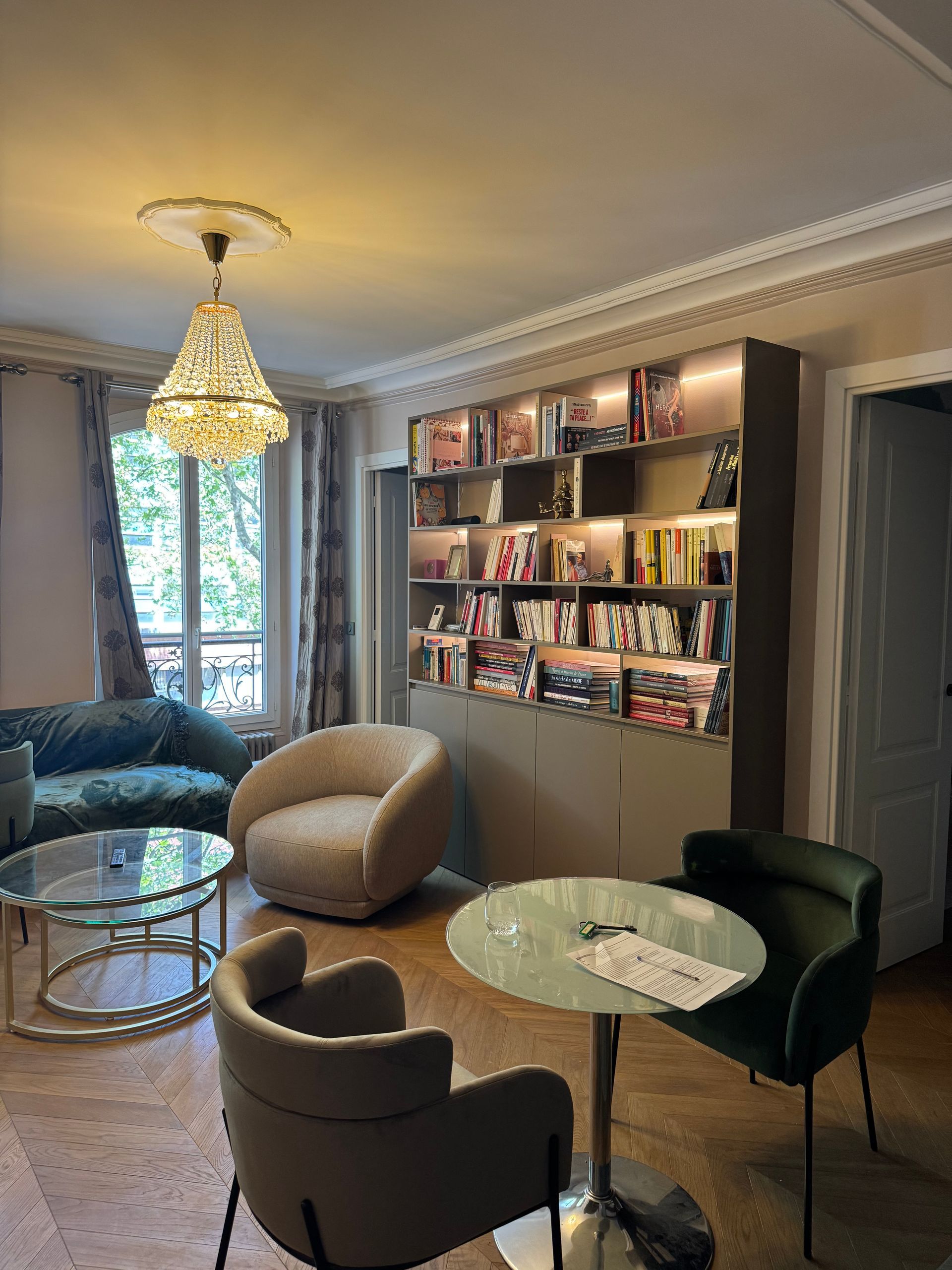 Bibliothèque dans un salon