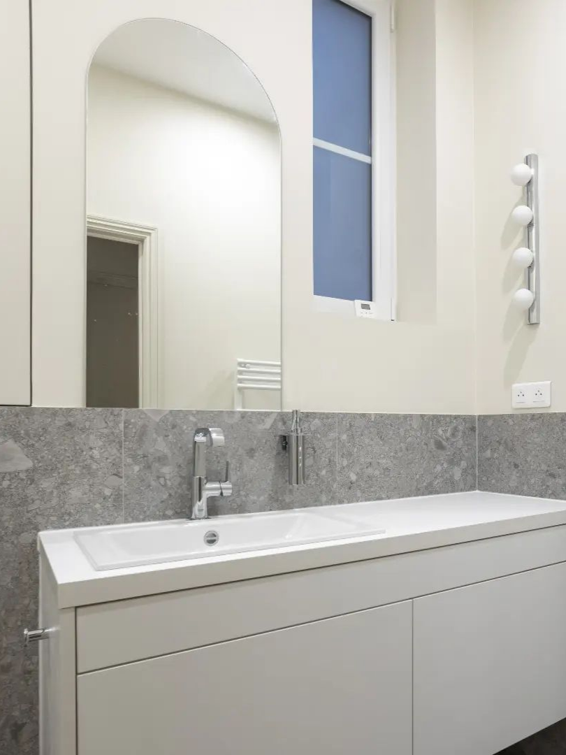 Salle de bains avec meuble sous vasque