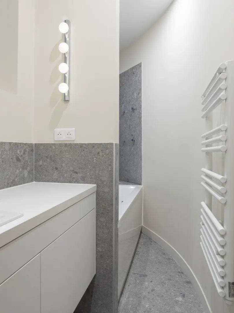 Salle de bains avec baignoire