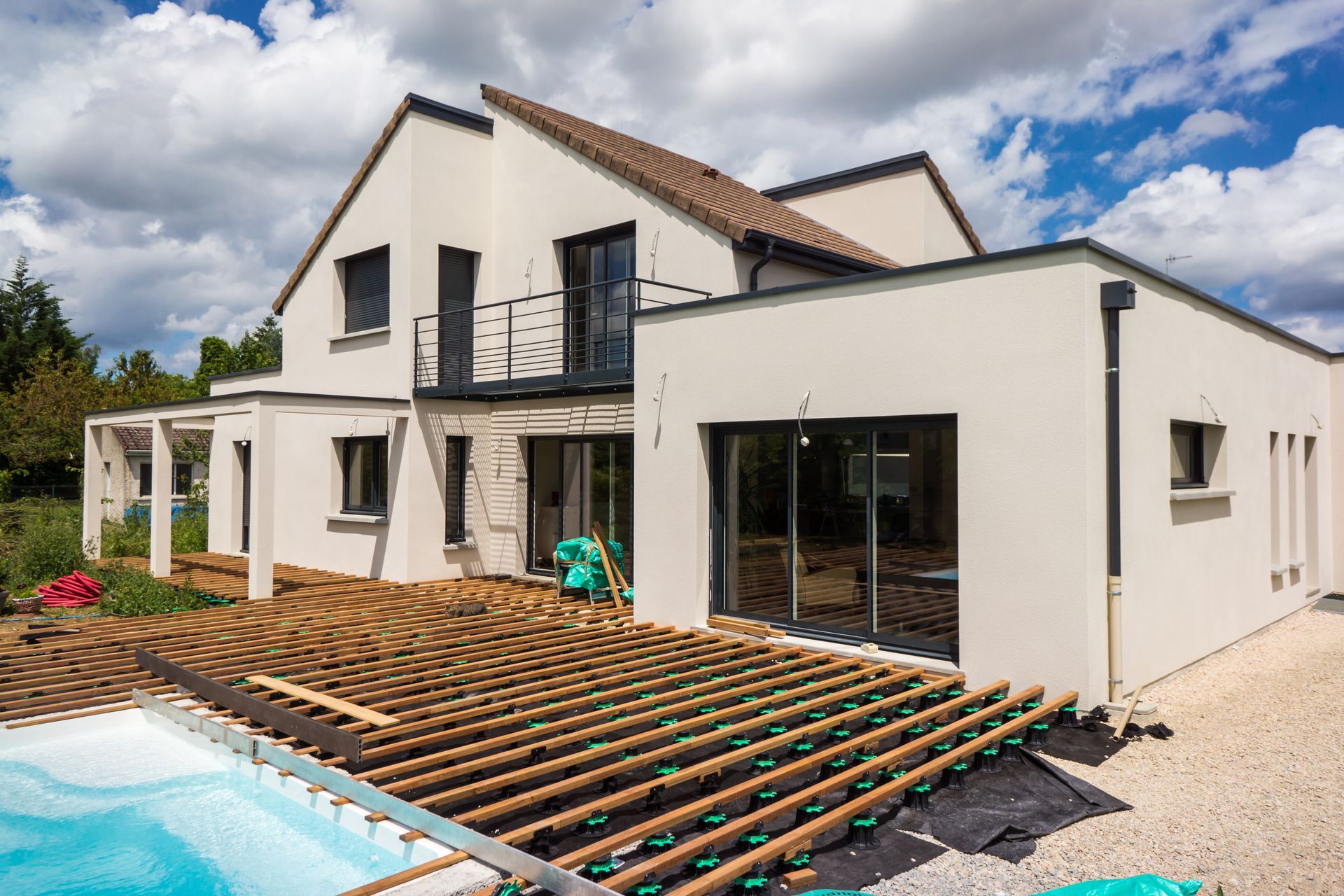 Construction d'une terrasse bois autour d'une piscine