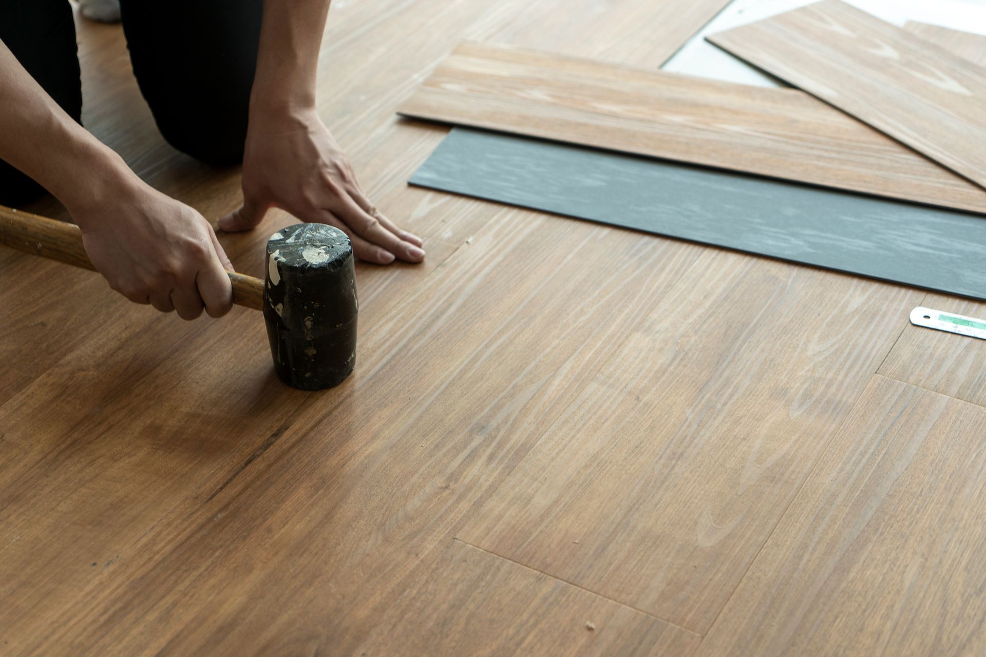 Installation de parquet stratifié au maillet