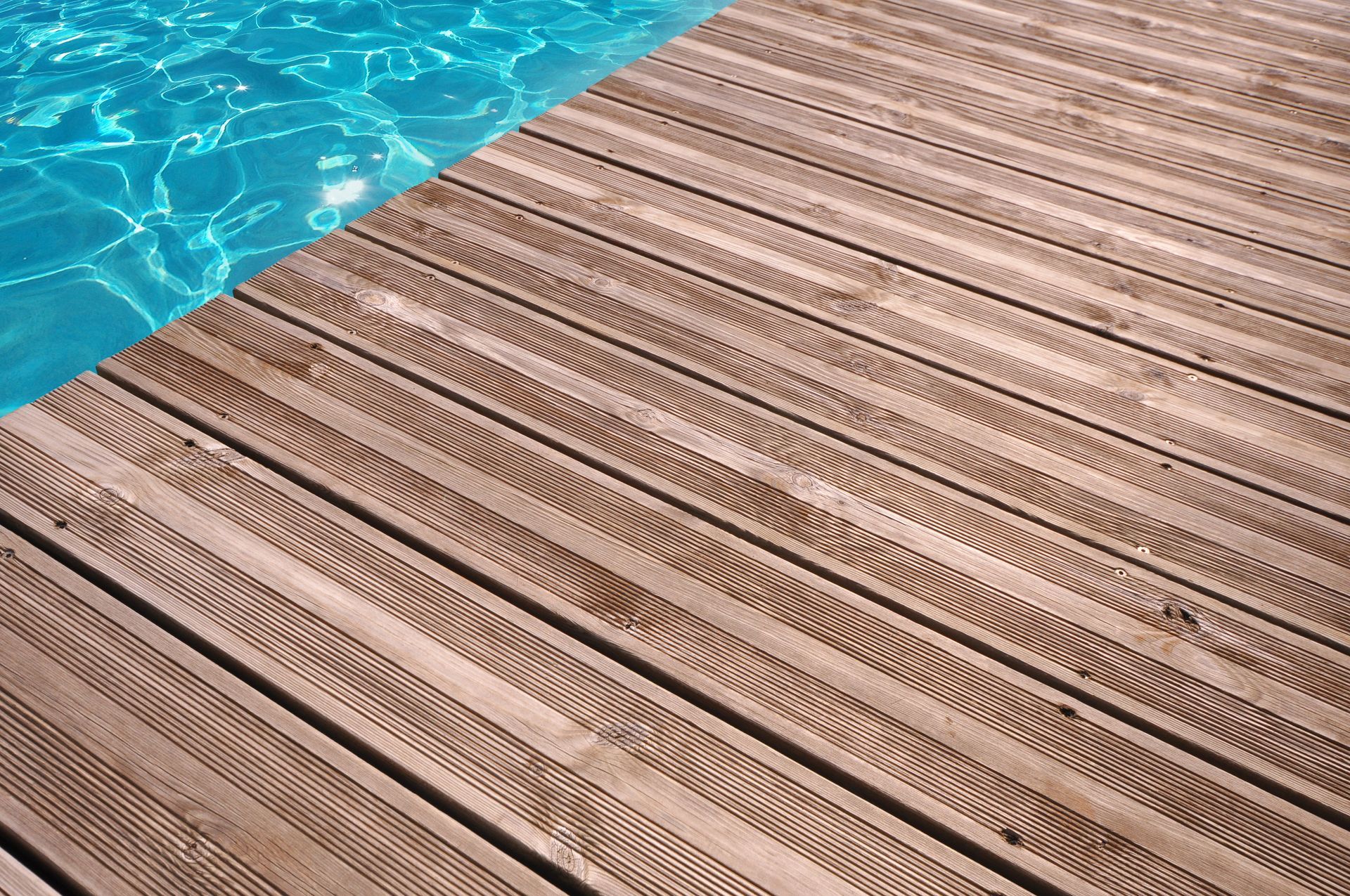 Plage de piscine en bois