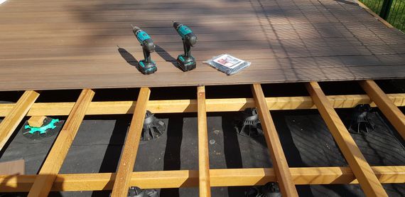 Structure bois pour pose de terrasse en cours de réalisation