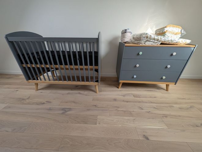 Parquet massif dans une chambre d'enfant 