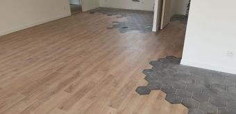Pose de parquet stratifié, travaux en cours