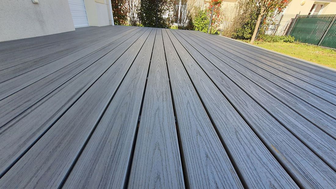 Terrasse grise en bois composite