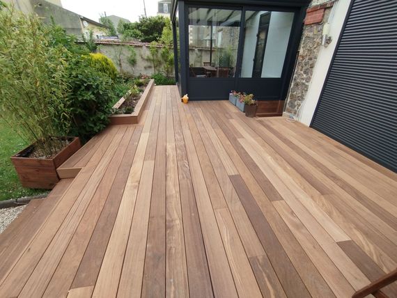 Terrasse en bois exotique dans un jardin