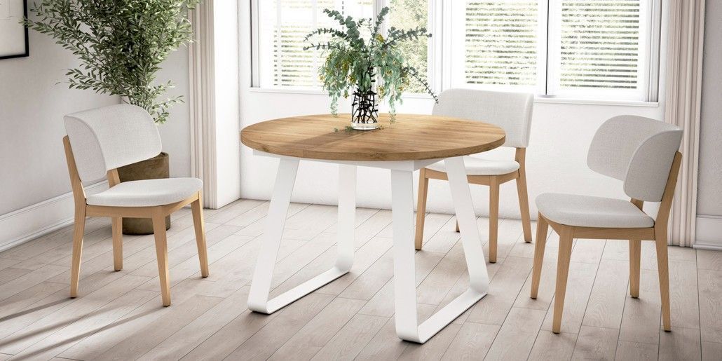 Una chica en su dormitorio está sentada en la cama, sosteniendo un peluche.