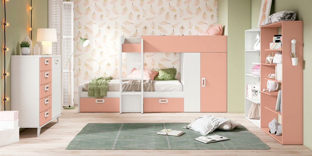 Dormitorio con muebles blancos, paredes grises y luz natural procedente de una ventana.