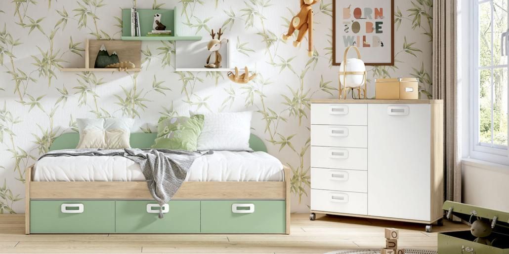 Dormitorio con cama verde claro, cómoda blanca y papel pintado estampado. Estanterías decorativas con figuras de animales.