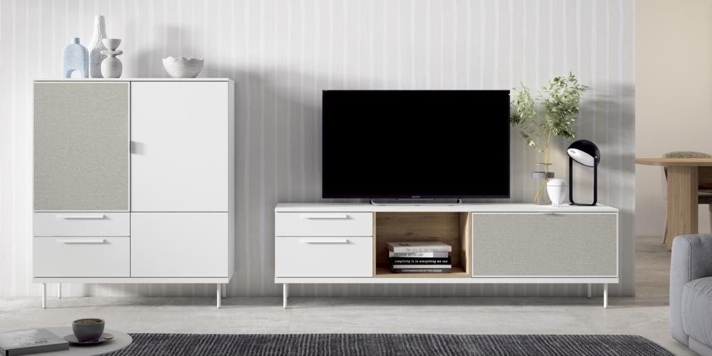 Un moderno juego de sala de estar blanco con TV, armario y espacio de almacenamiento. Detalles y decoración en gris.