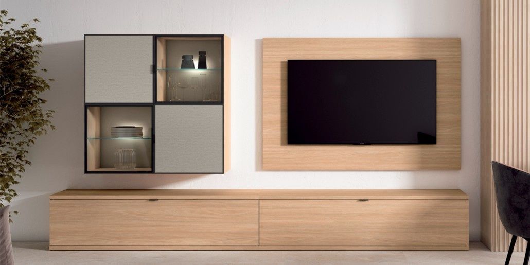 Un moderno centro de entretenimiento para la sala de estar. Muebles de madera con televisor y vitrina.